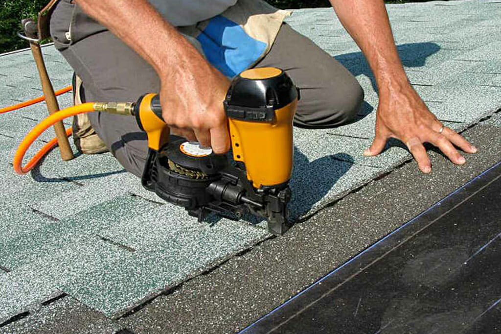 Roofer-repairing-seams-on-roof Tampa, FL